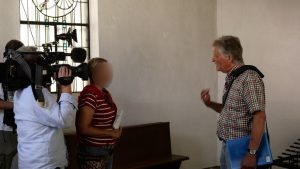 Hinter den Kulissen zum WDR Lokalzeitdreh: Historiker Uli Voosen wird vor laufender Kamera in der Rochuskapelle in Köln Bickendorf interviewt.