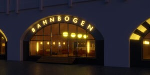Nachtansicht der Bahnbögen Ehrenfeld mit eingesetztem Modul und beleuchteter Fassade. So schön könnte es nach den Plänen der Künstlerinnen und Künstler in Bickendorf aussehen.