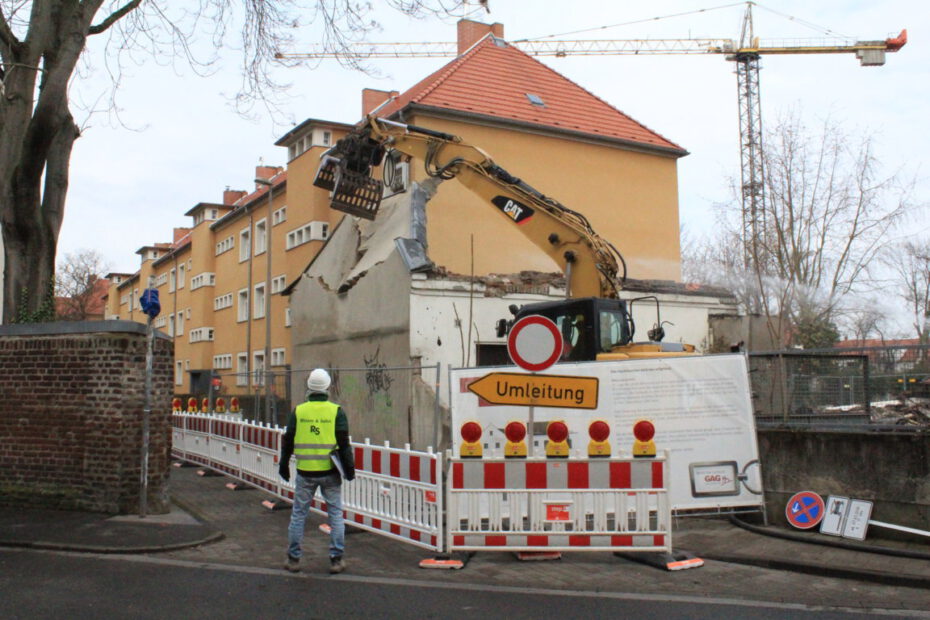 Abriss des Herzhäuschens in Köln Bickendorf: Die Baggerschaufel greift gerade den letzten verbliebenen Giebel des Hauses.