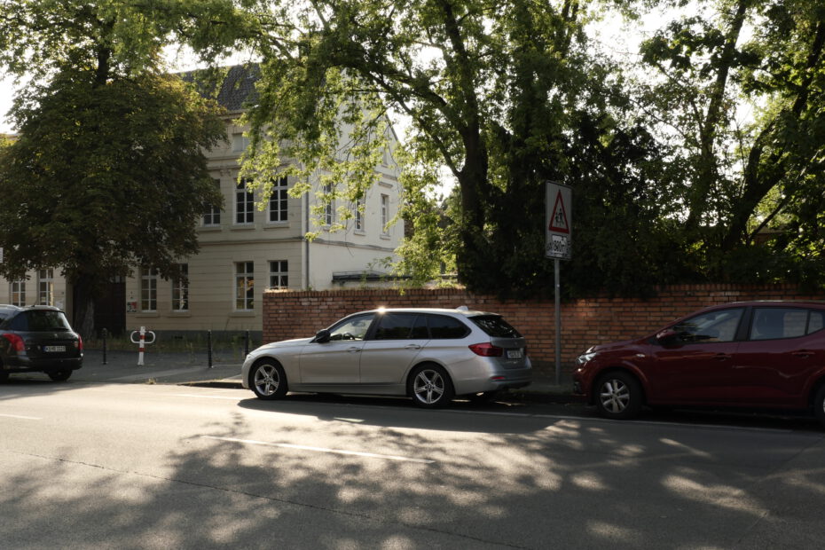 Blick von der gegenüber liegenden Seite der Rochusstraße in Köln Bickendorf auf das denkmalgeschützte Hauptgebäude der heutigen Schule Lindweiler Hof.
