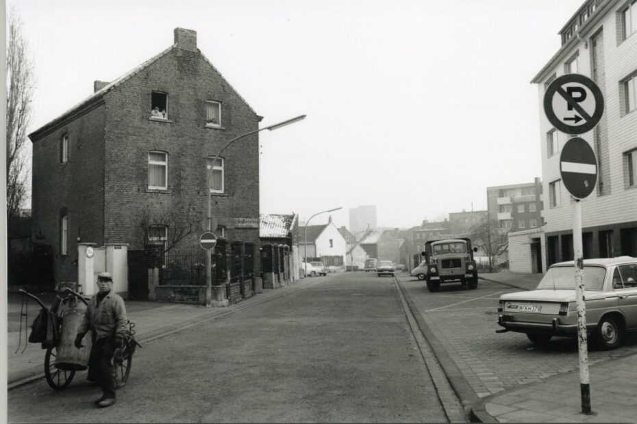 Foto mit Blick in den Häuschensweg in Köln Bickendorf um 1970. Links im Bild das Maler-Wirges-Haus.