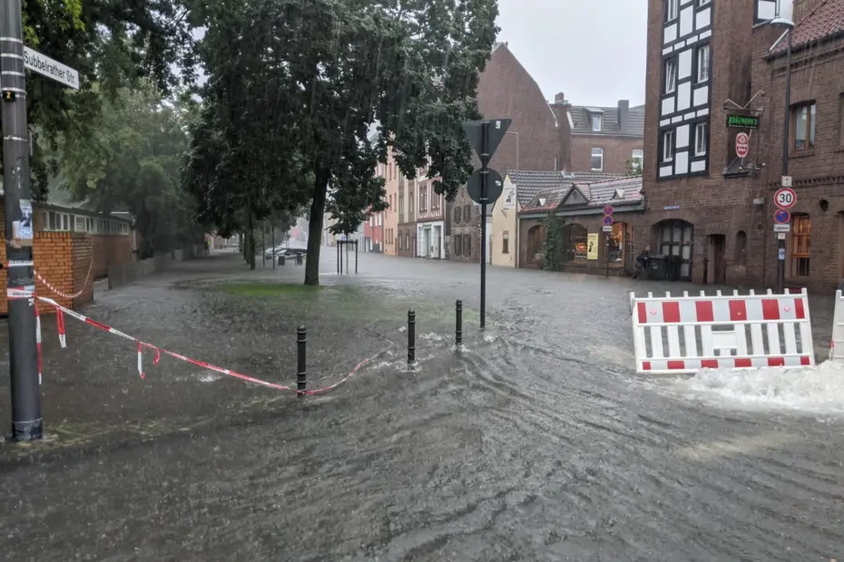 Foto von Marian Bosse: Blick von der Rochusstraße auf den überfluteten Kreisel in Richtung Subbelrather Straße in Köln am 14.07.2021.