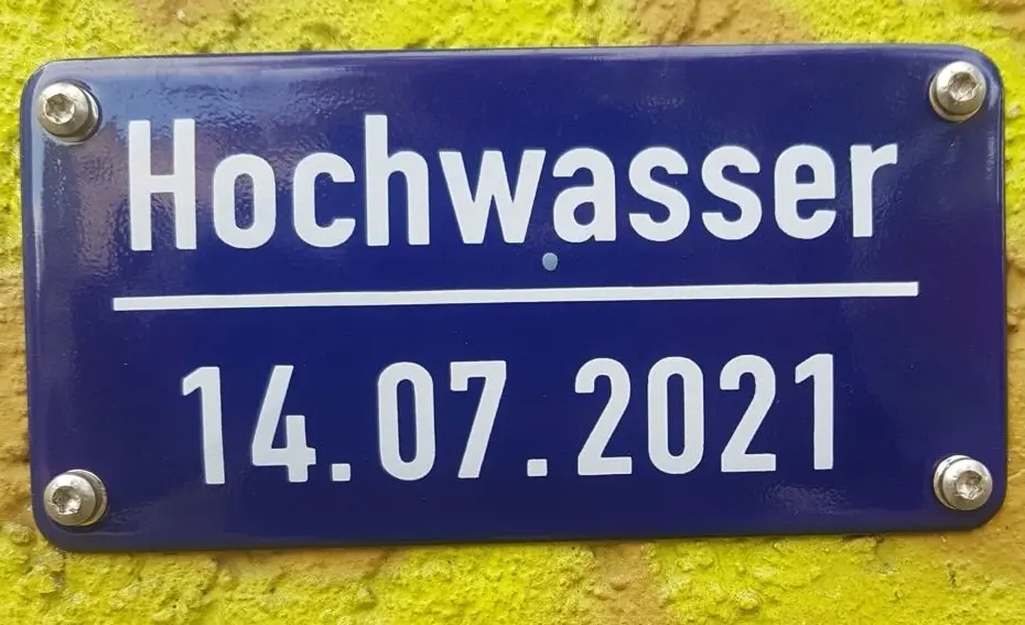 Emaille-Schild am Haus Teichstraße 2 als Gedenken an den Höchststand des Hochwassers vom 14.07.2021 in Köln-Bickendorf.